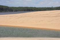 A lagoa em Vassouras com o rio Preguiças ao fundo, região de Atins, nos Lençóis Maranhenses - MA
